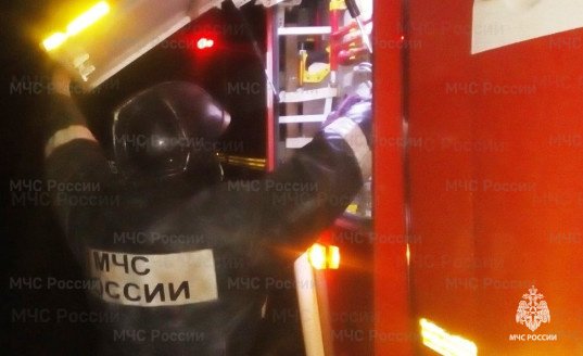 Пожарно - спасательные подразделения государственной противопожарной службы участвуют в тушении пожара в Дятьковском районе